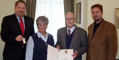 Herr M&uuml;ller erh&auml;lt die Stadtwappennadel